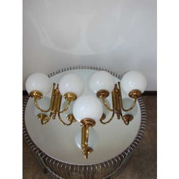 Vintage brass wall sconces z kulistymi kloszami.